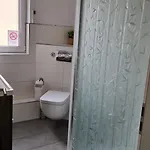דירה Design Apartment, Klimaanlage, Parkplatz, Netflix & Disney, Dominos Pizza, Wallbox פאלקנזה